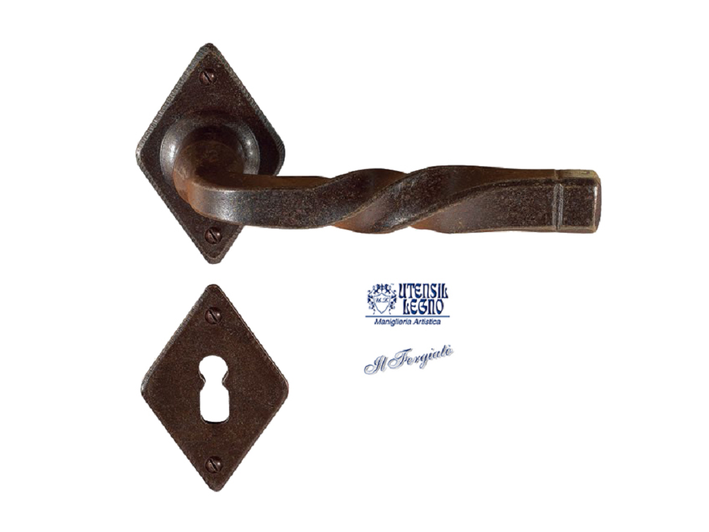 utsfm027nrc.png Maniglia FM027 Rosetta Triangolare Bocchetta Foro Chiave Forgiato Ruggine | Utensil Legno - immagine 1