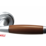 Maniglia Totem Rosetta Tonda d.50x10h Foro Chiave 26d+Che Cromo Satinato+Legno   Mandelli
